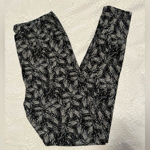 LuLaRoe TC (Tall & Curvy) Leggings - Black + White/Gray Leaf print